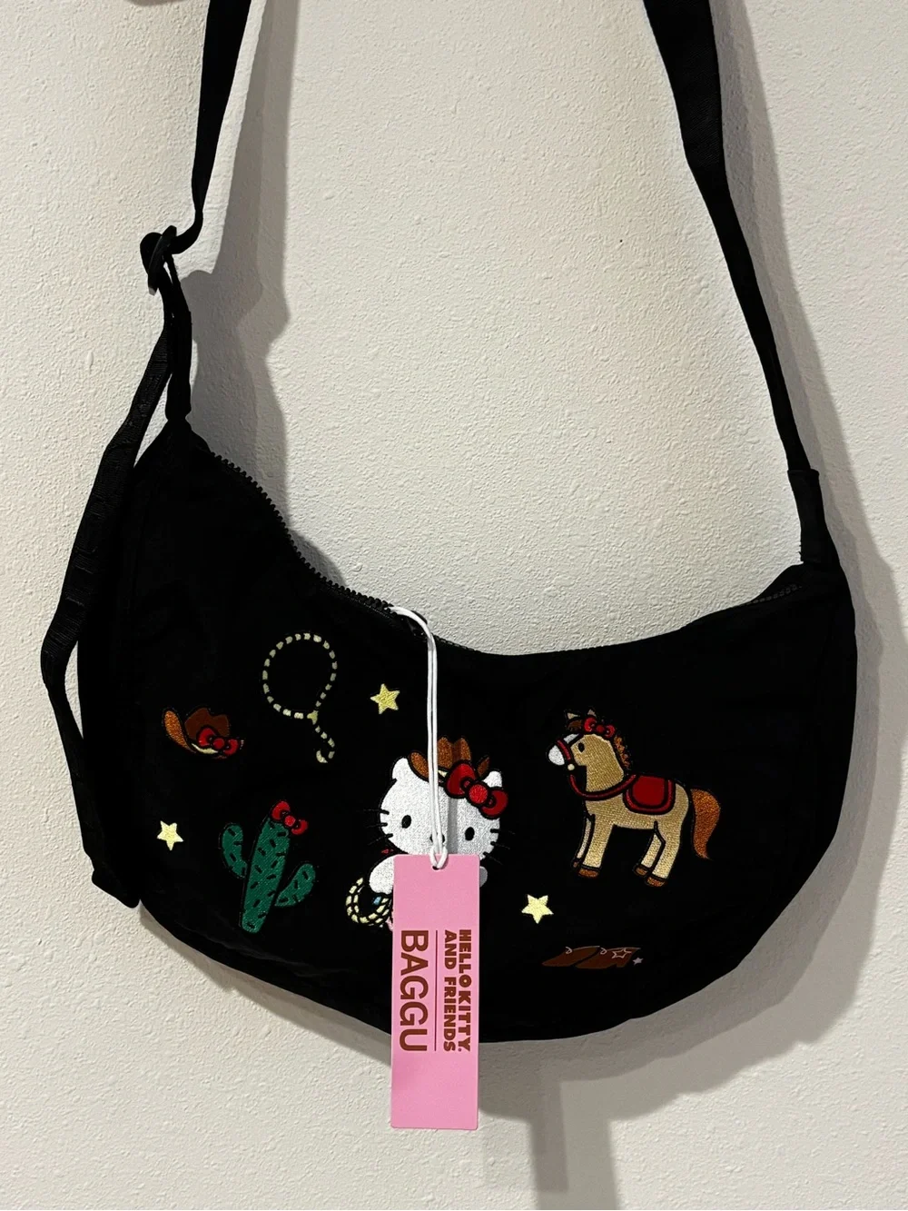 NWT Baggu Hello Kitty Embroidered Medium Crescent Bag - Picture 1 of 3